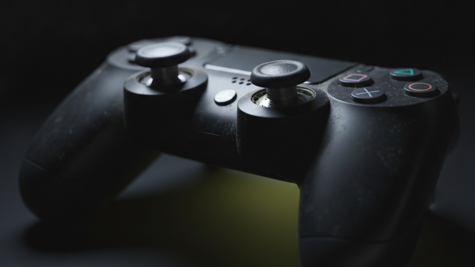 Потёртый геймпад DualShock 4 со снятым колпачком стика - замена механизма стика на PS4